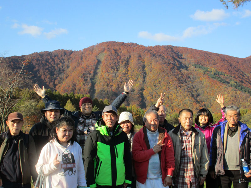 11月　季節行事　紅葉前でパチリ２